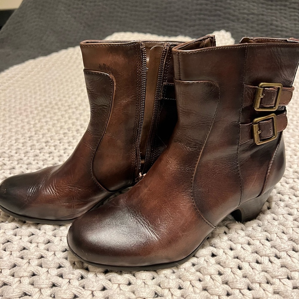Michelle D ankle boots in gorgeous leather 8.5